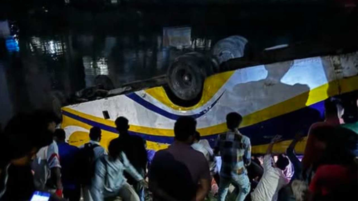 বনশ্রীতে খালে উল্টে পড়েছে বাস বনশ্রীতে খালে উল্টে পড়েছে বাস