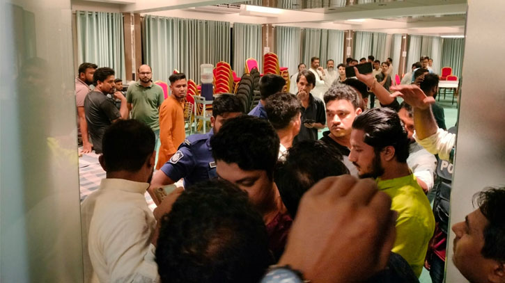 ‘গোপন বৈঠকের’ অভিযোগে রিসোর্ট থেকে ১৯ ইউপি সদস্য আটক ‘গোপন বৈঠকের’ অভিযোগে রিসোর্ট থেকে ১৯ ইউপি সদস্য আটক