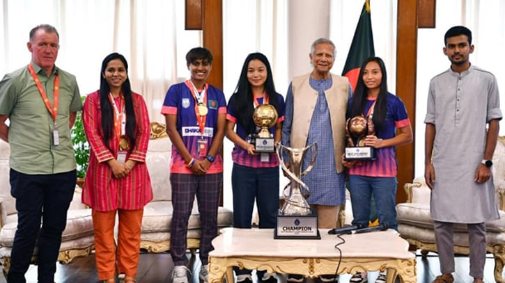 সংবর্ধনা নিতে যমুনায় সাফজয়ী নারী ফুটবল দল সংবর্ধনা নিতে যমুনায় সাফজয়ী নারী ফুটবল দল
