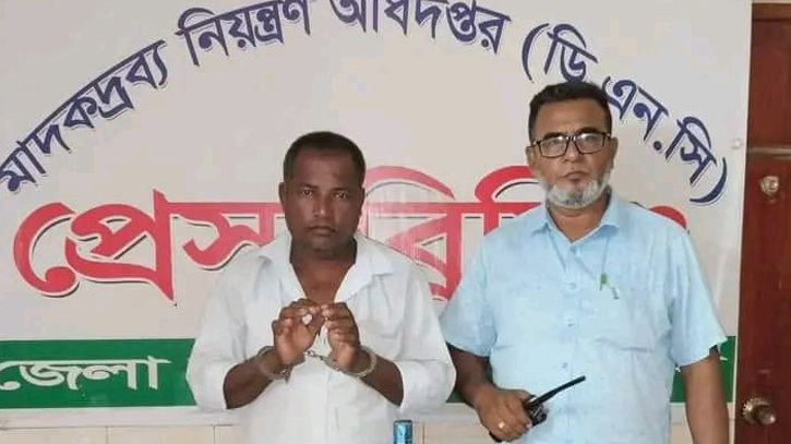 যশোরে রেক্টিফাইড স্পিরিট ও বিদেশি মদসহ আটক ১ যশোরে রেক্টিফাইড স্পিরিট ও বিদেশি মদসহ আটক ১