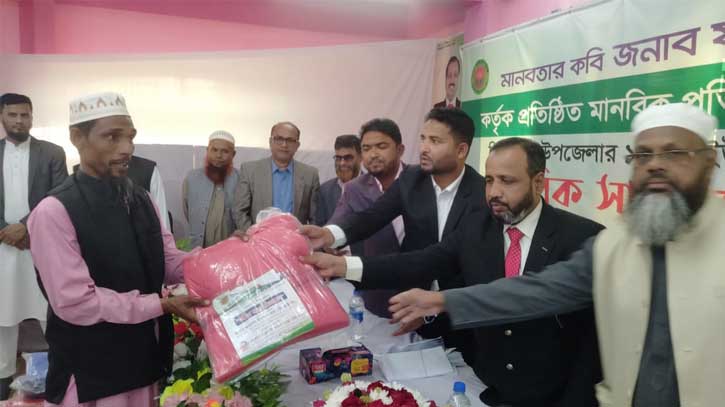 মিরসরাইয়ে পত্রিকার হকারদের মাঝে শীতবস্ত্র বিতরণ মিরসরাইয়ে পত্রিকার হকারদের মাঝে শীতবস্ত্র বিতরণ