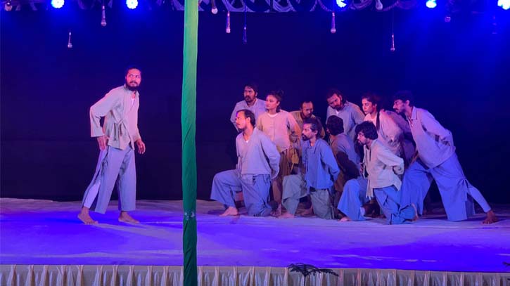 মাইজভাণ্ডারে সুফি নাটক ‘পাখিদের বিধান সভা’ প্রদর্শনী মাইজভাণ্ডারে সুফি নাটক ‘পাখিদের বিধান সভা’ প্রদর্শনী