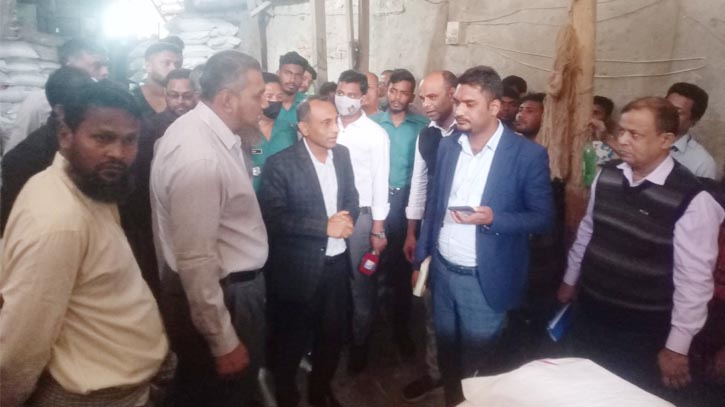 বিদেশি বস্তায় নিম্নমানের চাল বিক্রি, জরিমানা গুনলো রাইস মিল মালিক বিদেশি বস্তায় নিম্নমানের চাল বিক্রি, জরিমানা গুনলো রাইস মিল মালিক