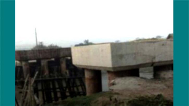 পাইকগাছায় কপোতাক্ষ নদের উপর নির্মিত শালিখা ব্রিজের কাজ ফেলে পালিয়েছে ঠিকাদার