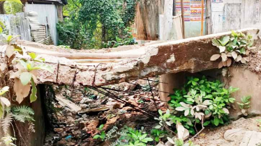 দেবে গেছে কালভার্ট, সড়কে ঝুঁকি নিয়ে চলাচল