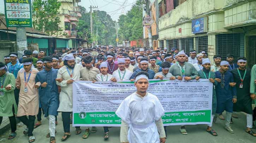 কাফনের কাপড় পরে রংপুরে পলিটেকনিক শিক্ষার্থীদের  বিক্ষোভ
