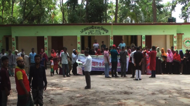 বরিশালে জেলা প্রাথমিক শিক্ষা অফিসারের বিরুদ্ধে মানববন্ধন