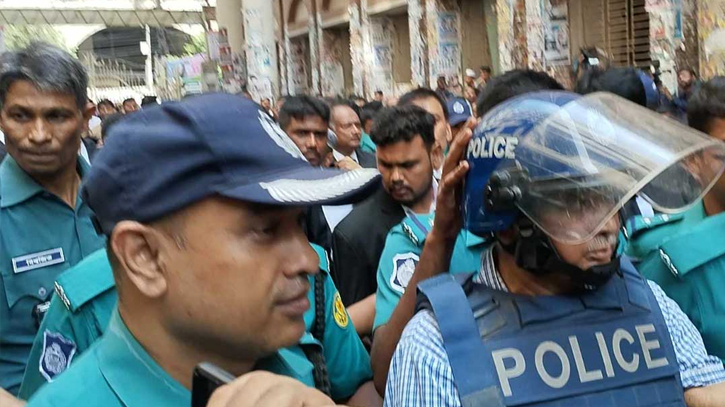 ৩ দিনের রিমান্ডে সাবেক রেলমন্ত্রী সুজন ৩ দিনের রিমান্ডে সাবেক রেলমন্ত্রী সুজন