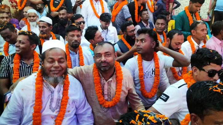 কারাগার থেকে মুক্তি পাওয়া ৬৫০ নেতাকর্মীকে গণসংবর্ধনা কারাগার থেকে মুক্তি পাওয়া ৬৫০ নেতাকর্মীকে গণসংবর্ধনা