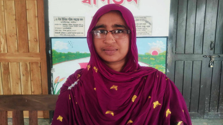বাগাতিপাড়ায় এসএসসি পরীক্ষা দিচ্ছেন নারী ইউপি সদস্য বাগাতিপাড়ায় এসএসসি পরীক্ষা দিচ্ছেন নারী ইউপি সদস্য