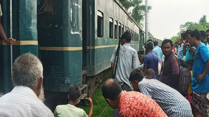 বগুড়ায় ট্রেনের বগি লাইনচ্যুত, যাত্রীদের দুর্ভোগ বগুড়ায় ট্রেনের বগি লাইনচ্যুত, যাত্রীদের দুর্ভোগ