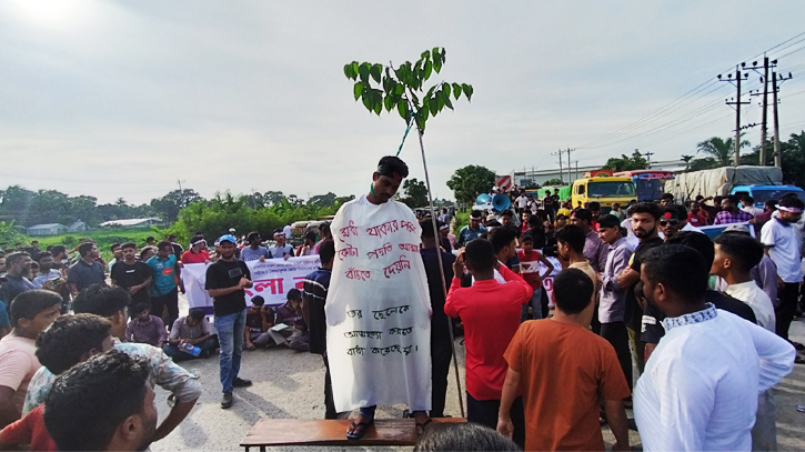 কুবি শিক্ষার্থীদের ঢাকা-চট্টগ্রাম মহাসড়ক অবরোধ কুবি শিক্ষার্থীদের ঢাকা-চট্টগ্রাম মহাসড়ক অবরোধ