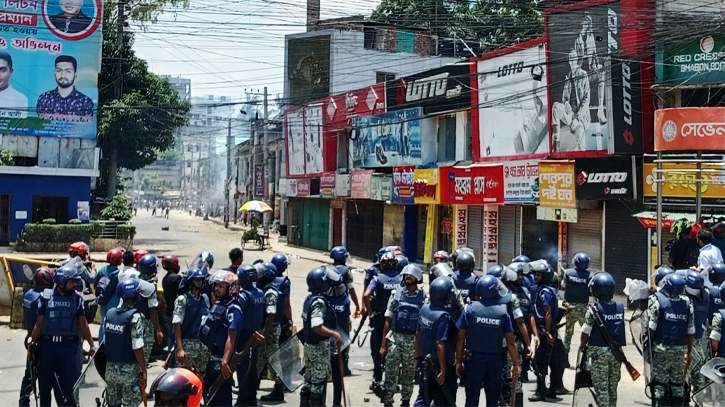 বগুড়ায় পুলিশ-শিক্ষার্থী সংঘর্ষ, ১০ পুলিশসহ আহত ৫০ বগুড়ায় পুলিশ-শিক্ষার্থী সংঘর্ষ, ১০ পুলিশসহ আহত ৫০