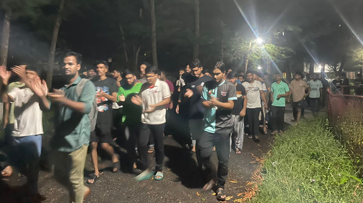 চুয়েটে ছাত্র-রাজনীতি বয়কট করে বিক্ষোভ মিছিল চুয়েটে ছাত্র-রাজনীতি বয়কট করে বিক্ষোভ মিছিল