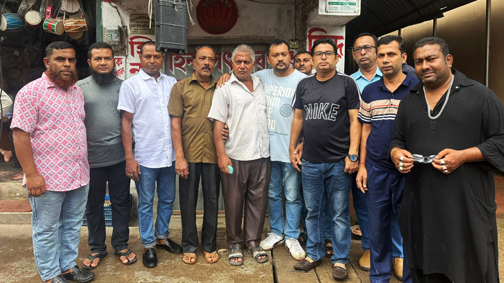 কুমিল্লায় মন্দির পাহারা দিচ্ছেন ছাত্রদল নেতাকর্মীরা কুমিল্লায় মন্দির পাহারা দিচ্ছেন ছাত্রদল নেতাকর্মীরা