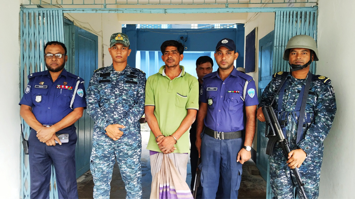 হাতিয়ায় একাধিক মামলার আসামি নৌবাহিনীর হাতে গ্রেপ্তার হাতিয়ায় একাধিক মামলার আসামি নৌবাহিনীর হাতে গ্রেপ্তার