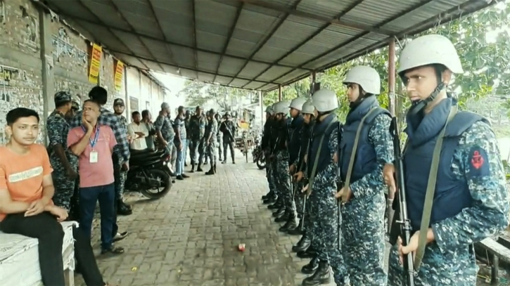 নৌবাহিনীর সহায়তায় মোংলায় পুলিশের কার্যক্রম শুরু নৌবাহিনীর সহায়তায় মোংলায় পুলিশের কার্যক্রম শুরু