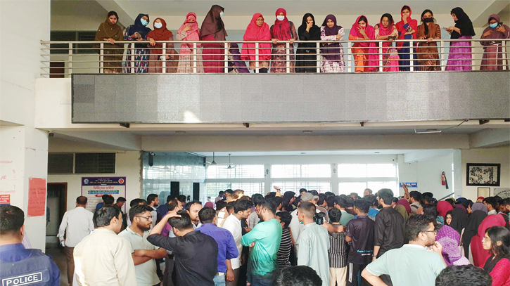 সিরাজগঞ্জে মেডিকেল কলেজে শিক্ষার্থীকে গুলি করলেন শিক্ষক সিরাজগঞ্জে মেডিকেল কলেজে শিক্ষার্থীকে গুলি করলেন শিক্ষক
