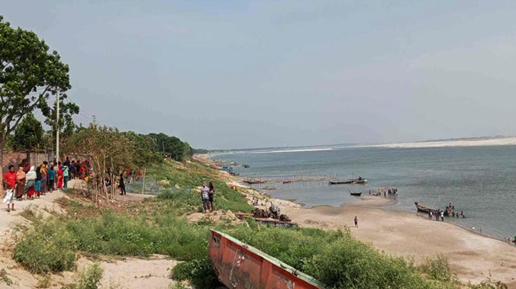 পাবনায় পদ্মা নদীতে গোসলে নেমে ৩ শিশুর মৃত্যু পাবনায় পদ্মা নদীতে গোসলে নেমে ৩ শিশুর মৃত্যু