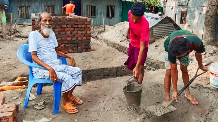 জীবিত থেকে নিজের কবর নিজেই পাকা করলেন হাতিয়ার এক বৃদ্ধ