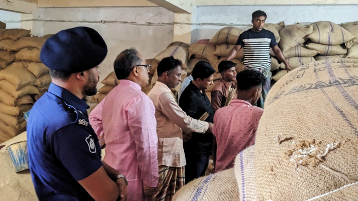 বাঁশখালীতে চেয়ারম্যানের চাল চুরি ঠেকালেন সংসদ সদস্য! বাঁশখালীতে চেয়ারম্যানের চাল চুরি ঠেকালেন সংসদ সদস্য!