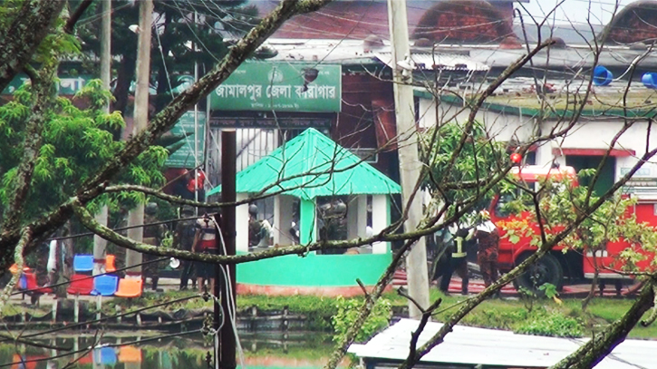 জামালপুর জেলা কারাগারে চলছে গোলাগুলি জামালপুর জেলা কারাগারে চলছে গোলাগুলি