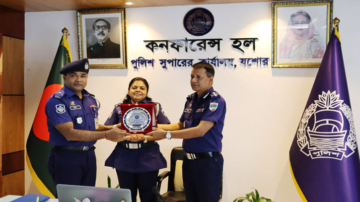 যশোরের শ্রেষ্ঠ অফিসার হলেন বেনাপোল থানার ওসি সুমন যশোরের শ্রেষ্ঠ অফিসার হলেন বেনাপোল থানার ওসি সুমন