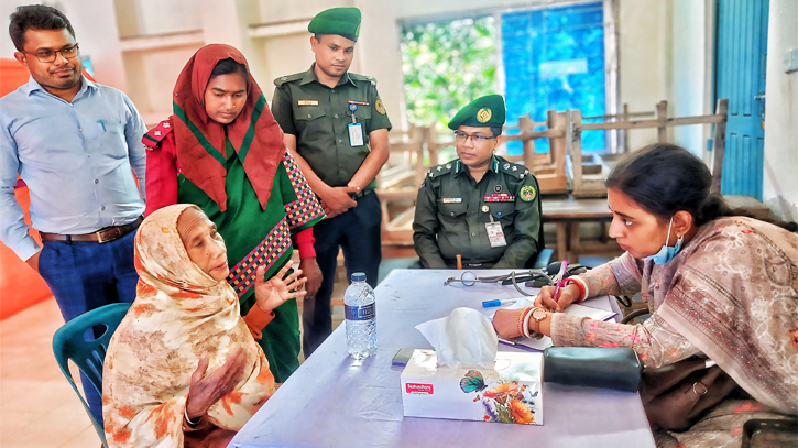 গাইবান্ধায় বিনামূল্যে চিকিৎসা ও ওষুধ পেলেন ৭২৬ রোগী গাইবান্ধায় বিনামূল্যে চিকিৎসা ও ওষুধ পেলেন ৭২৬ রোগী