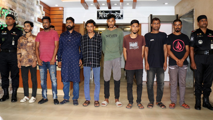 সাভারে আকাশ হত্যায় গিয়ার হৃদয়সহ গ্রেপ্তার ৮ সাভারে আকাশ হত্যায় গিয়ার হৃদয়সহ গ্রেপ্তার ৮