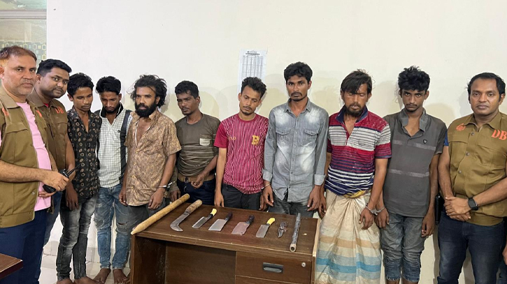 সাভারে ডাকাতির প্রস্তুতিকালে গ্রেপ্তার ৮, দেশীয় অস্ত্র উদ্ধার সাভারে ডাকাতির প্রস্তুতিকালে গ্রেপ্তার ৮, দেশীয় অস্ত্র উদ্ধার