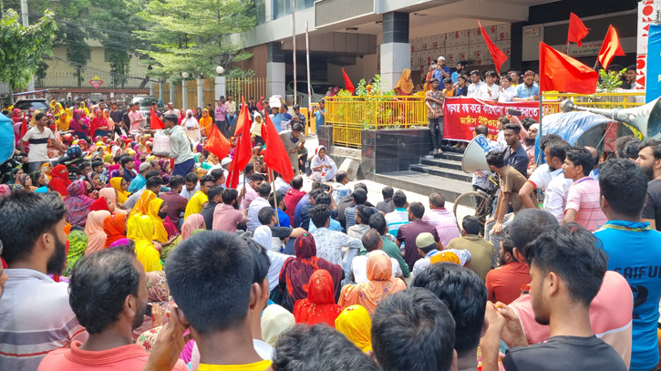 বেতন না দিয়ে কারখানা বন্ধ, শ্রমিকদের বিক্ষোভ বেতন না দিয়ে কারখানা বন্ধ, শ্রমিকদের বিক্ষোভ
