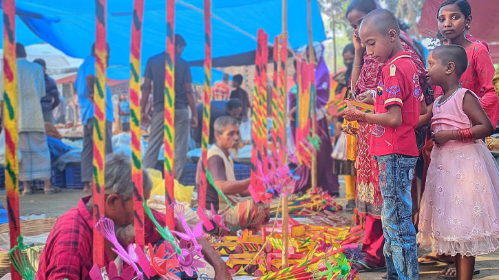 শত বছরের পুরনো মেলায় গ্রাম জুড়ে উৎসবের আমেজ শত বছরের পুরনো মেলায় গ্রাম জুড়ে উৎসবের আমেজ