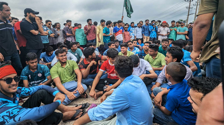 কোটা বাতিলের দাবিতে ঢাকা-চট্রগ্রাম মহাসড়ক অবরোধ কোটা বাতিলের দাবিতে ঢাকা-চট্রগ্রাম মহাসড়ক অবরোধ
