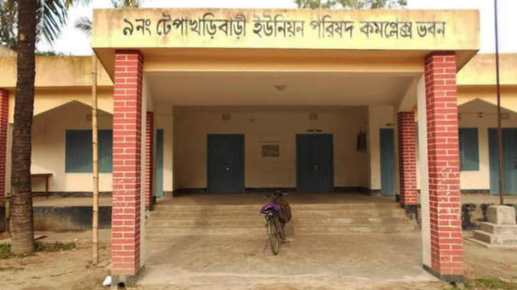 দুস্থর ভিজিএফের চাল প্রভাবশালীর ঘরে, টাকা দিয়ে বিদায় কার্ডধারীদের দুস্থর ভিজিএফের চাল প্রভাবশালীর ঘরে, টাকা দিয়ে বিদায় কার্ডধারীদের