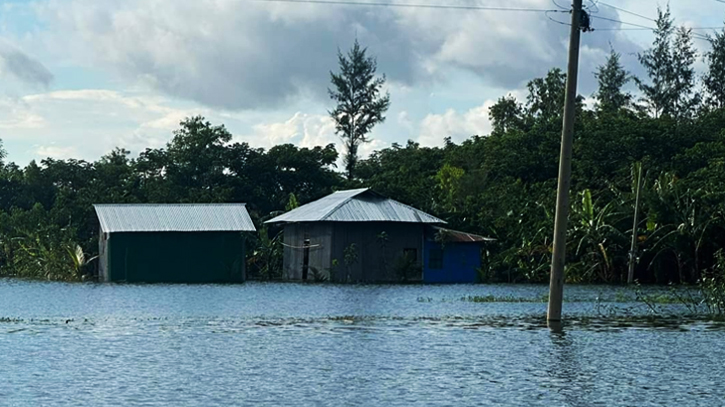 লক্ষ্মীপুরে বাড়ছে বন্যার পানি, আশ্রয়কেন্দ্রে ছুটছে মানুষ লক্ষ্মীপুরে বাড়ছে বন্যার পানি, আশ্রয়কেন্দ্রে ছুটছে মানুষ