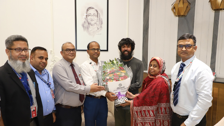 এভারেস্ট বিজয়ী বাবরকে বিমান বাংলাদেশ এয়ারলাইন্সের সংবর্ধনা এভারেস্ট বিজয়ী বাবরকে বিমান বাংলাদেশ এয়ারলাইন্সের সংবর্ধনা