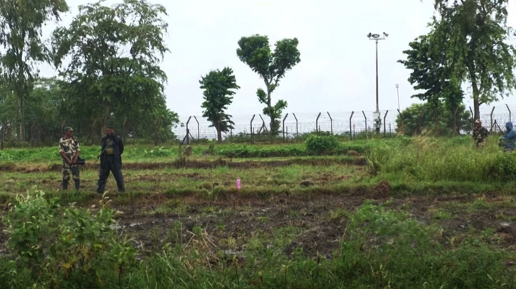 তেঁতুলিয়া সীমান্তে চোরকারবারীদের লক্ষ্য করে বিজিবির গুলি তেঁতুলিয়া সীমান্তে চোরকারবারীদের লক্ষ্য করে বিজিবির গুলি