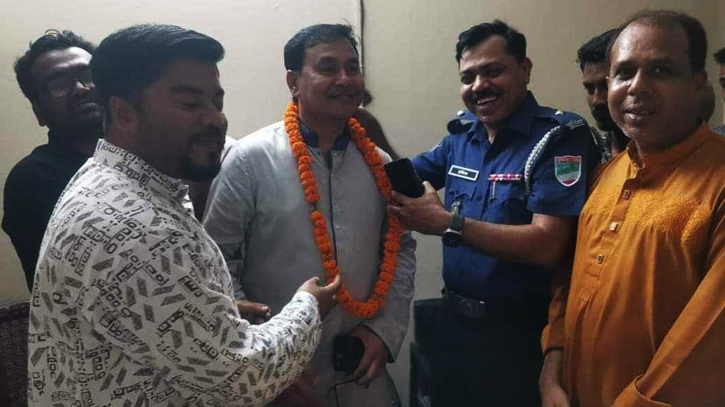 বিজয়ী প্রার্থীর গলায় ফুলের মালা দিলেন ওসি বিজয়ী প্রার্থীর গলায় ফুলের মালা দিলেন ওসি