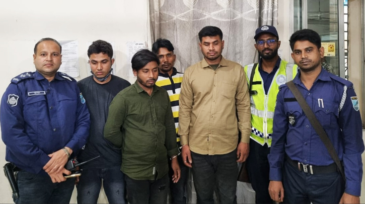 আশুলিয়ায় পুলিশ পরিচয়ে যুবককে তুলে নিয়ে ছিনতাই, আটক ৪ আশুলিয়ায় পুলিশ পরিচয়ে যুবককে তুলে নিয়ে ছিনতাই, আটক ৪