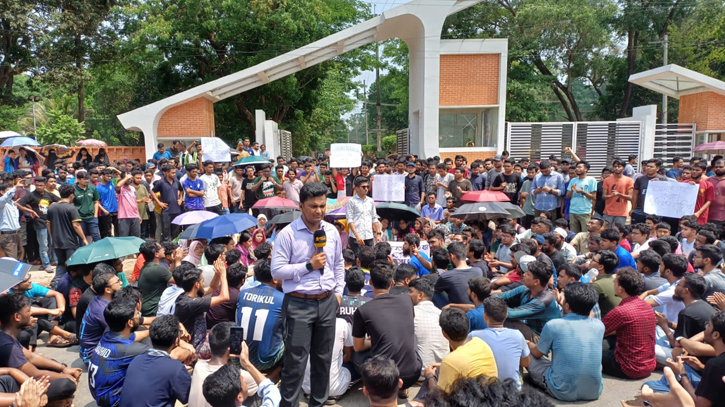 চুয়েটে দ্বিতীয় দিনের মতো সড়ক অবরোধ অব্যাহত 