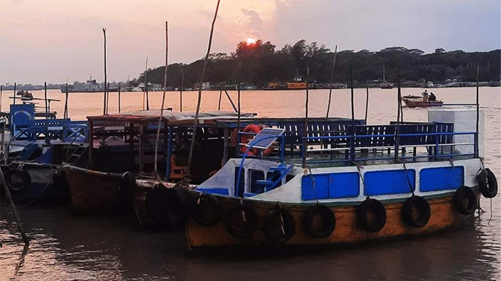 ঘূর্ণিঝড় ‘রেমাল’ এ সতর্ক অবস্থানে মোংলা বন্দর ঘূর্ণিঝড় ‘রেমাল’ এ সতর্ক অবস্থানে মোংলা বন্দর