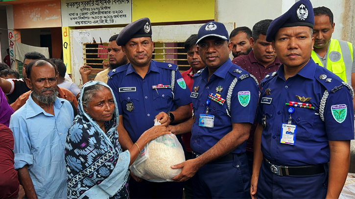 মৌলভীবাজারে বন্যা কবলিত মানুষের পাশে জেলা পুলিশ মৌলভীবাজারে বন্যা কবলিত মানুষের পাশে জেলা পুলিশ