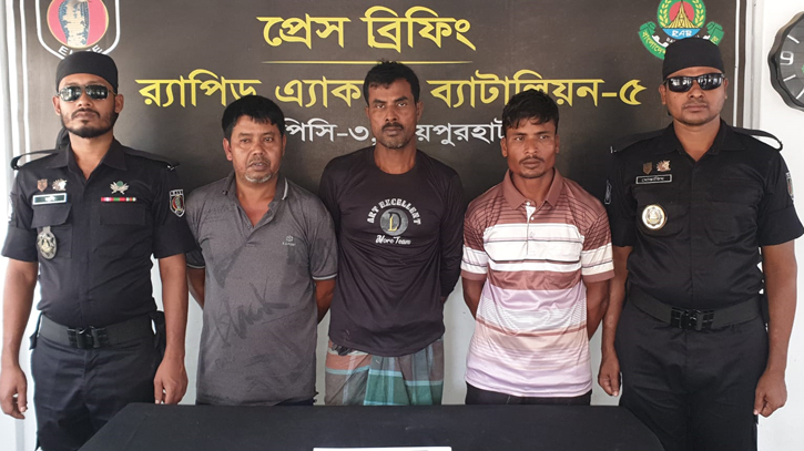 নওগাঁয় দস্যুতা চক্রের মূলহোতাসহ আটক ৩ নওগাঁয় দস্যুতা চক্রের মূলহোতাসহ আটক ৩