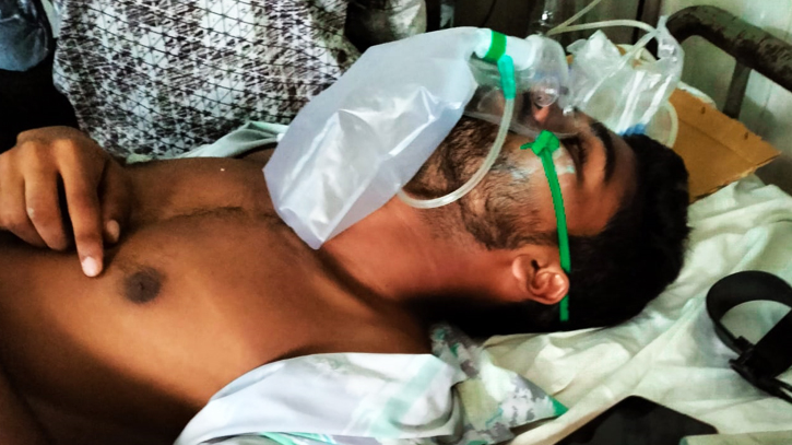 টিয়ারগ্যাস ও রাবার বুলেটে আক্রান্ত সমাজকর্মী জুবায়ের টিয়ারগ্যাস ও রাবার বুলেটে আক্রান্ত সমাজকর্মী জুবায়ের