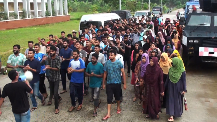 বরিশালে পুলিশ সদস্যদের বিক্ষোভ মিছিল বরিশালে পুলিশ সদস্যদের বিক্ষোভ মিছিল