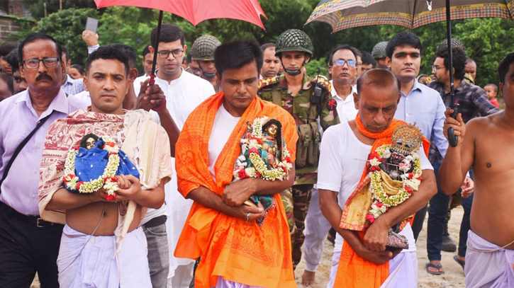 সেনাবাহিনীর নিরাপত্তায় কান্তজিউ মন্দিরে ‘যুগল বিগ্রহ’ উদযাপিত সেনাবাহিনীর নিরাপত্তায় কান্তজিউ মন্দিরে ‘যুগল বিগ্রহ’ উদযাপিত