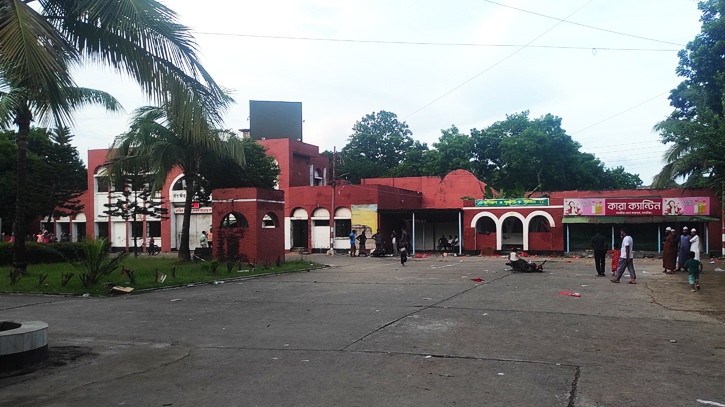 সাতক্ষীরা কারাগার থেকে পালিয়ে যাওয়া ৫৯৬ বন্দীর ৪০৫ জন ফিরে এসেছে সাতক্ষীরা কারাগার থেকে পালিয়ে যাওয়া ৫৯৬ বন্দীর ৪০৫ জন ফিরে এসেছে