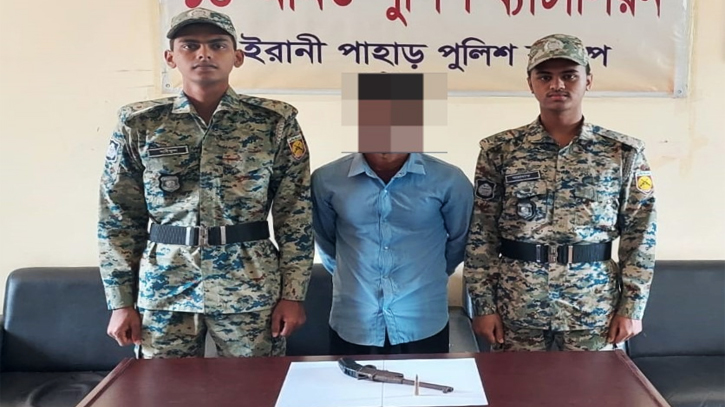 অস্ত্র ও গুলি সহ আরসা সদস্য আটক অস্ত্র ও গুলি সহ আরসা সদস্য আটক
