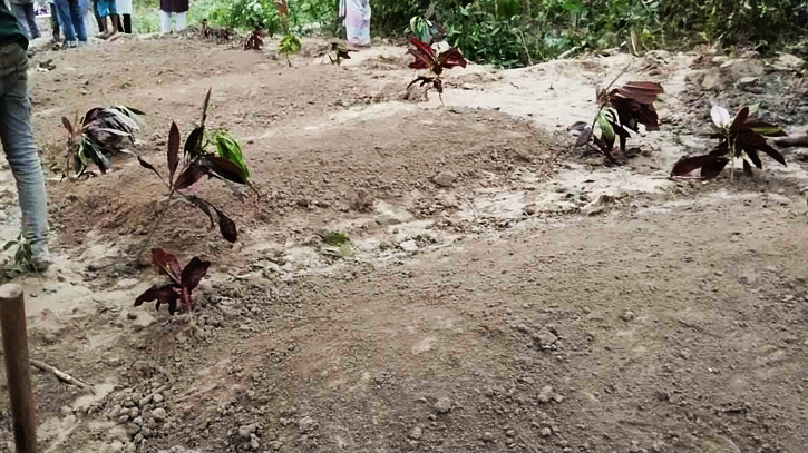 পাশাপাশি কবরে স্ত্রী ও তিন সন্তানকে নিয়ে চিরঘুমে প্রবাসী মোবারক পাশাপাশি কবরে স্ত্রী ও তিন সন্তানকে নিয়ে চিরঘুমে প্রবাসী মোবারক