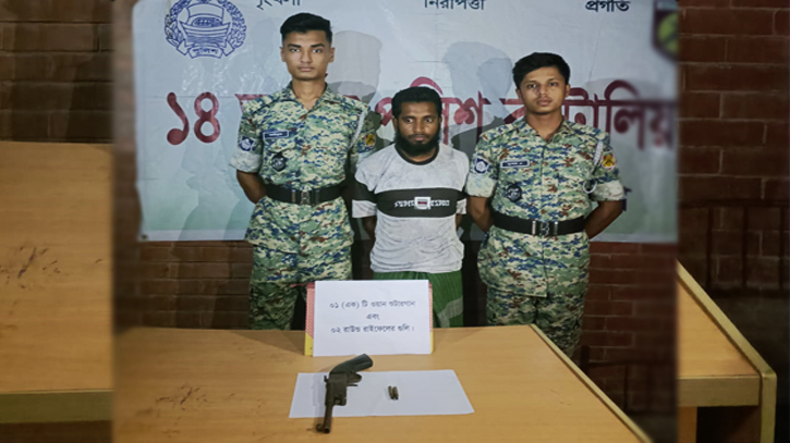 রোহিঙ্গা ক্যাম্পে যৌথ অভিযানে আটক ১ রোহিঙ্গা ক্যাম্পে যৌথ অভিযানে আটক ১